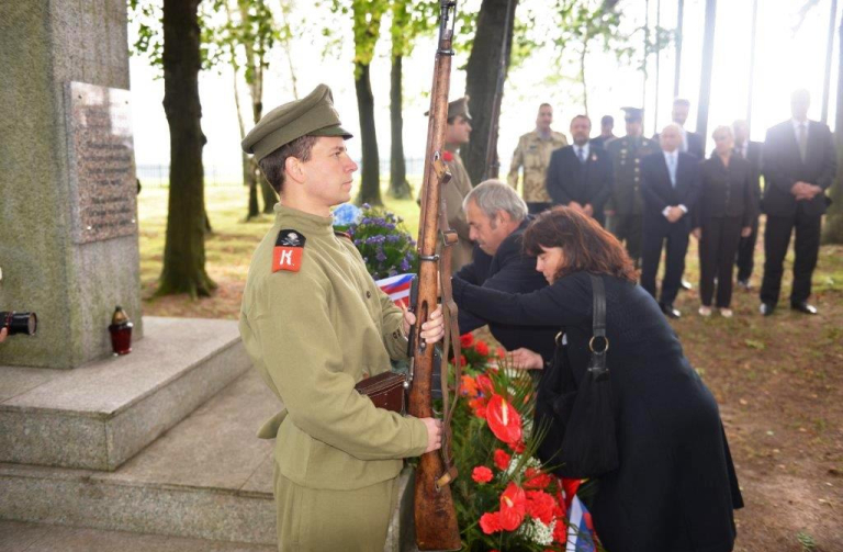 Položení věnce krajskou delegací v Ostašově